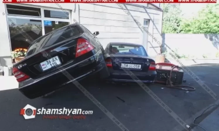 Խոշոր վթար Արմենակյան փողոցում. վնասվել է նաև բենզալցակայնը