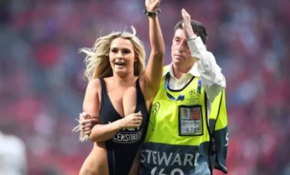 Կիսամերկ գեղեցկուհին «Տոտենհեմ» - «Լիվերպուլ» հանդիպման ժամանակ հայտնվել է խաղադաշտում