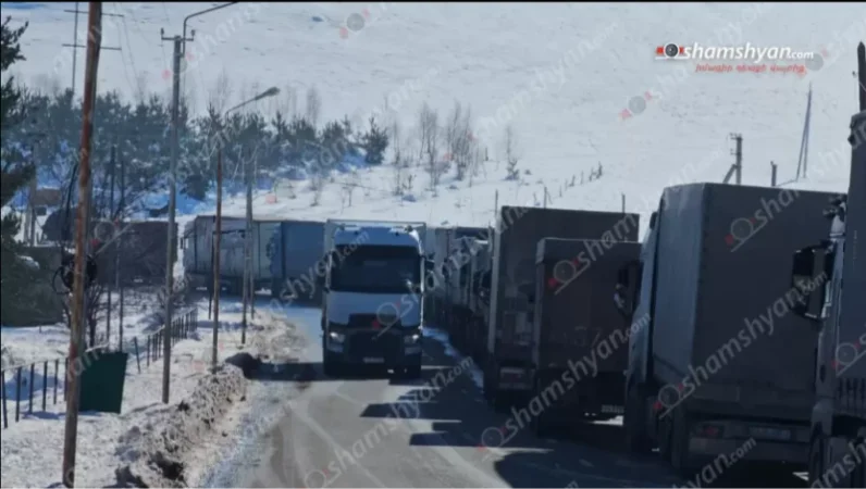 Ստեփանավանի ոլորաններում 40-ից ավելի բեռնատարներ չեն կարողանում տեղաշարժվել. պարզաբանում