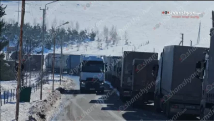 Ստեփանավանի ոլորաններում 40-ից ավելի բեռնատարներ չեն կարողանում տեղաշարժվել. պարզաբանում