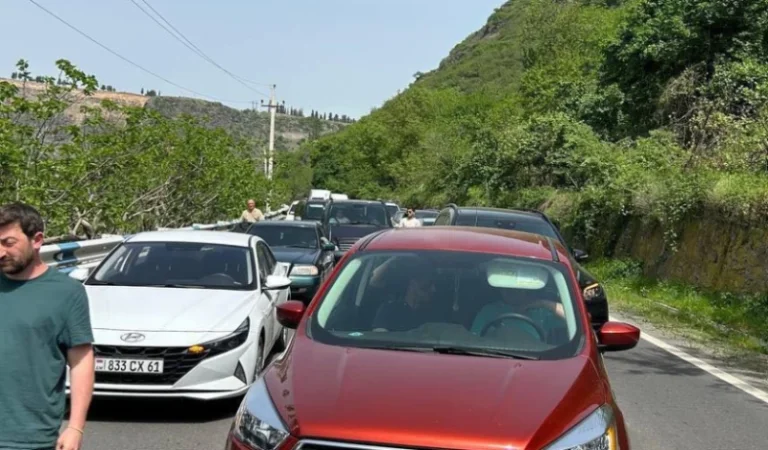 ԼՈՒՍԱՆԿԱՐՆԵՐ․ Քաղաքացիները արգելափակել են նաև Ալավերդի-Թբիլիսի միջպետական ավտոճանապարհը