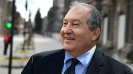 ԼՈՒՍԱՆԿԱՐ. Արմեն Սարգսյանն Իջևանում գրառում է արել գինու տակառի վրա