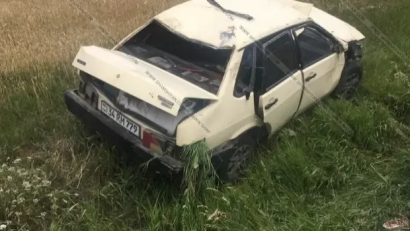 ՎԱԶ-21099-ը դուրս է եկել երթևեկելի գոտուց և հայտնվել դաշտում. կան վիրավորներ