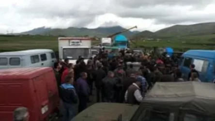 Բնակիչները փակել են Գյումրի–Երևան մայրուղին. Պահանջում են համայնքապետի հրաժարականը