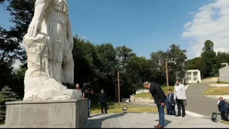 Նիկոլ Փաշինյանը ծաղիկներ է խոնարհել Մոնթե Մելքոնյանի հուշարձանին