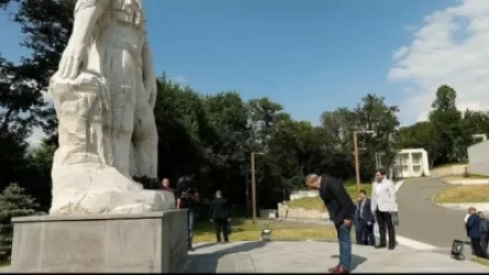 Նիկոլ Փաշինյանը ծաղիկներ է խոնարհել Մոնթե Մելքոնյանի հուշարձանին