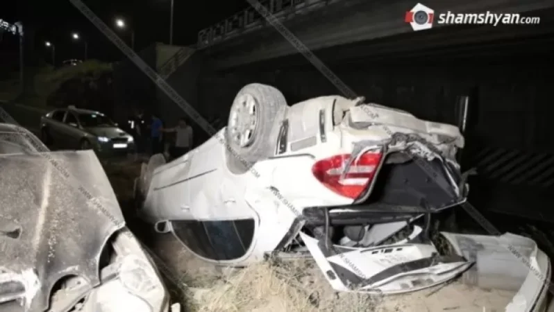 Քիչ առաջ Աշտարակի կամարի տակ սև Mercedes-ը բախվել է սպիտակ Mercedes-ին. կան վիրավորներ