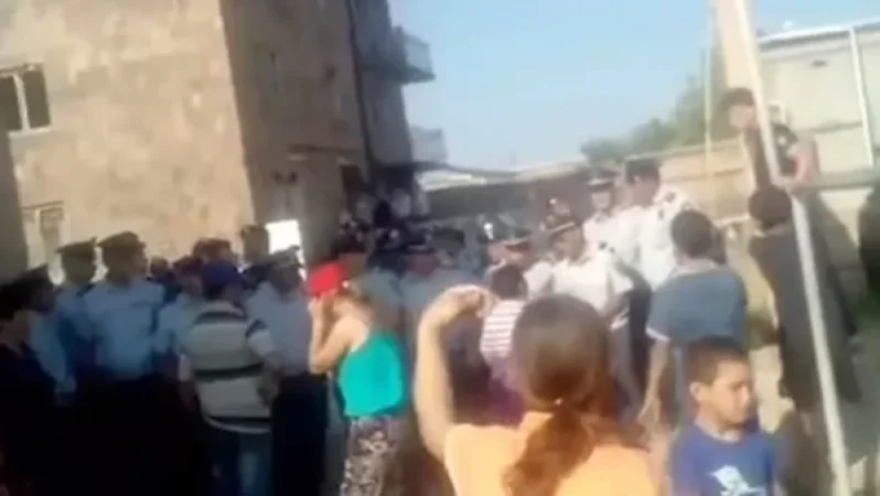 Մի հատ քֆուր տվիր, բերման կենթարկեմ. Եղվարդում լարված վիճակ է. ArmLur.am