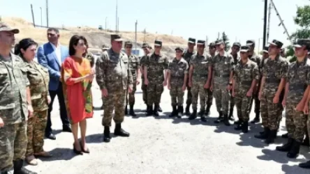 Աննա Հակոբյանը Մեխակավանում հանդիպել է պարտադիր ժամկետային ծառայողներին