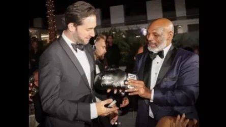 Մայք Թայսոնն Ալեքսիս Օհանյանի հորն իր ստորագրությամբ բռնցքամարտի ձեռնոցներ է նվիրել