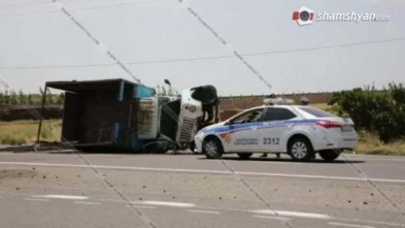 Կոտայքում բախվել են Volkswagen Golf-ն ու բեռնատար ЗИЛ-ը. վերջինս շրջվել է. կան վիրավորներ