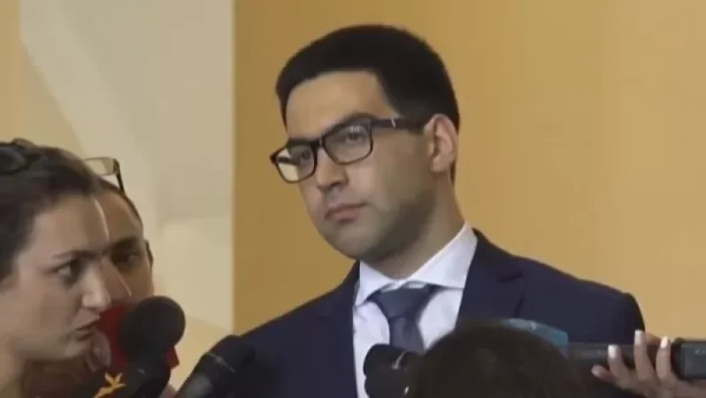 Փաշինյանի՝ դատարանների մուտքերն ու ելքերն արգելափակելու կոչը օրինական է եղել. Ռուստամ Բադասյան