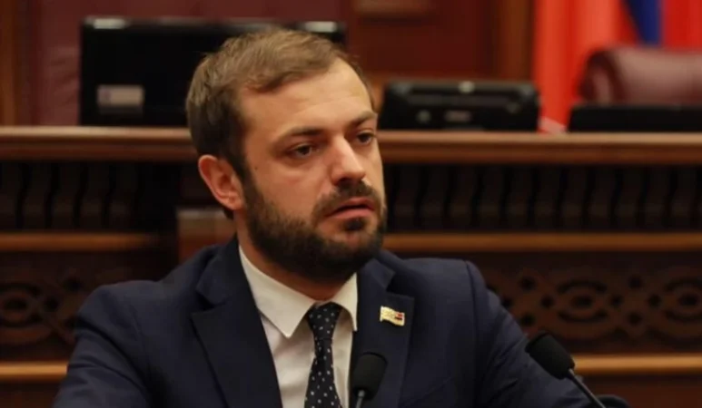 Պապոյանն անդրադարձել է Երասխ-Նախիջևան երկաթուղու գործարկվելուն