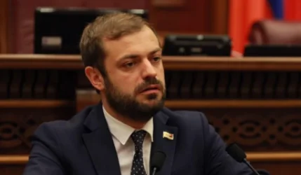 Պապոյանն անդրադարձել է Երասխ-Նախիջևան երկաթուղու գործարկվելուն