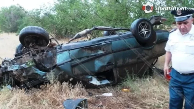 Մի քանի ծառ կոտրելով, գլխիվայր հայտնվել է դաշտում