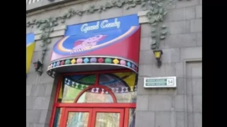 Կոտրել են «Գրանդ Քենդի»-ին պատկանող պոնչիկանոցի պատուհանն ու այնտեղից գողացել մի քանի արկղ քաղցրավենիք