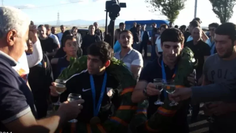 Photos: Gyumri Residents Welcome Their Champions with Drums and Zurnas