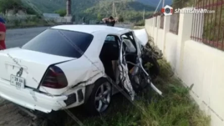 Տավուշում վարորդը Mercedes–ով բախվել է ռեստորանի արգելապատնեշին. կան վիրավորներ. Shamshyan.com