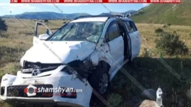 Խոշոր ավտովթար Կոտայքի մարզում. Mazda-ն, մի քանի պտույտ շրջվելով, հայտնվել է դաշտում. կան վիրավորներ