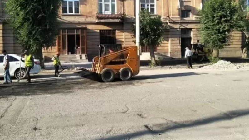 Փաշինյանի այցի նախօրյակին արագորեն ասֆալտապատում են Տիգրան Մեծի փողոցը