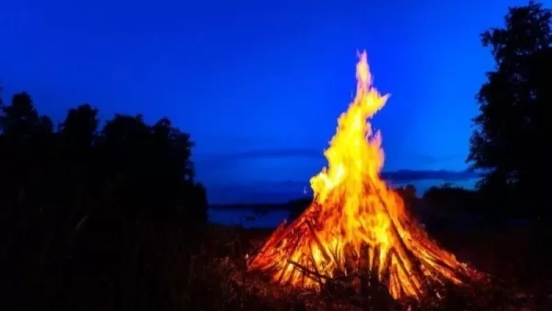 Local Resident Dismantles Neighbor's Windows and Burns Them