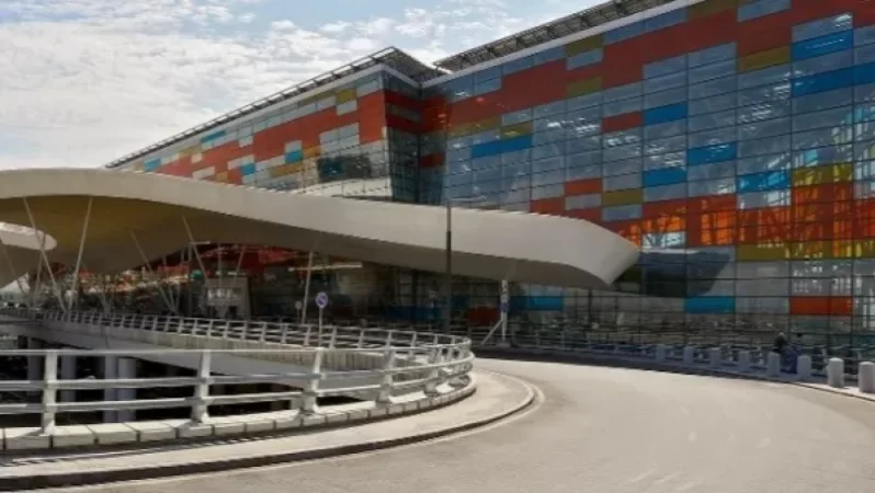 Գողություն` «Զվարթնոց»-ում. Հավաքարարը օդանավի սրահից ոսկյա թևնոց է «թռցրել»