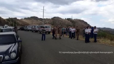 Փրկարարները փորձում են ձորից հանել վթարի հետեւանքով մահացածների դիերը