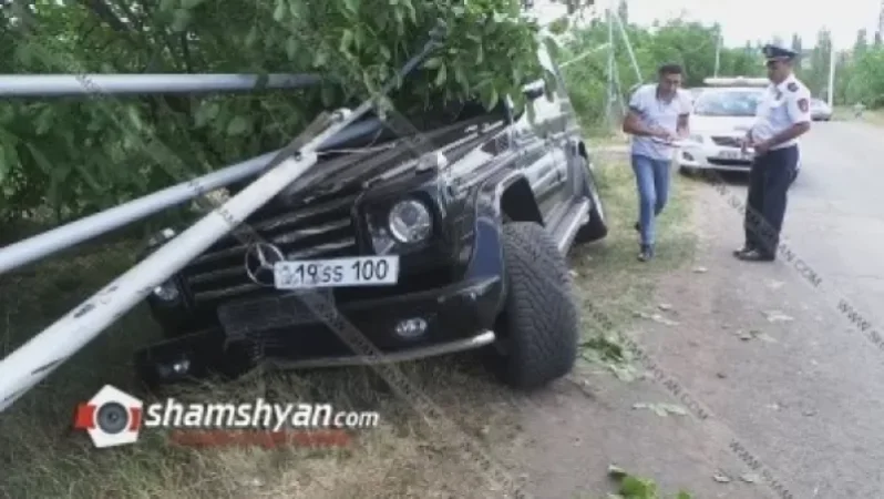 Արագածոտնի մարզում Mercedes G-500 մակնիշի մեքենան բախվել քարերին, մխրճվել էլեկտրասյան ու գազատար խողովակի մեջ