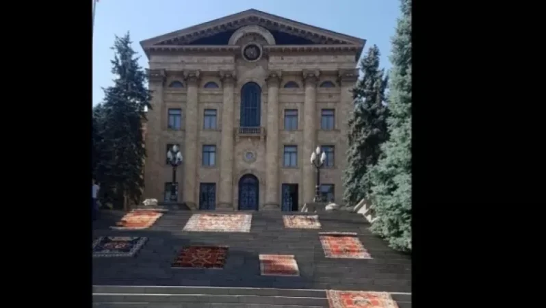 Preparations for Vardavar in Baghramyan Avenue and the Parliament Park