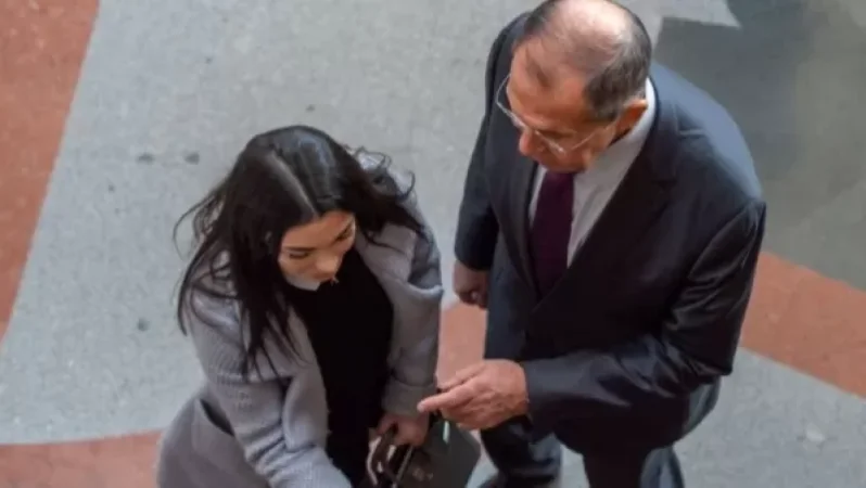 Ինքնագրեր, լուսանկարներ և նամակներ. Երևանի ուսանողները դիմավորել են Լավրովին