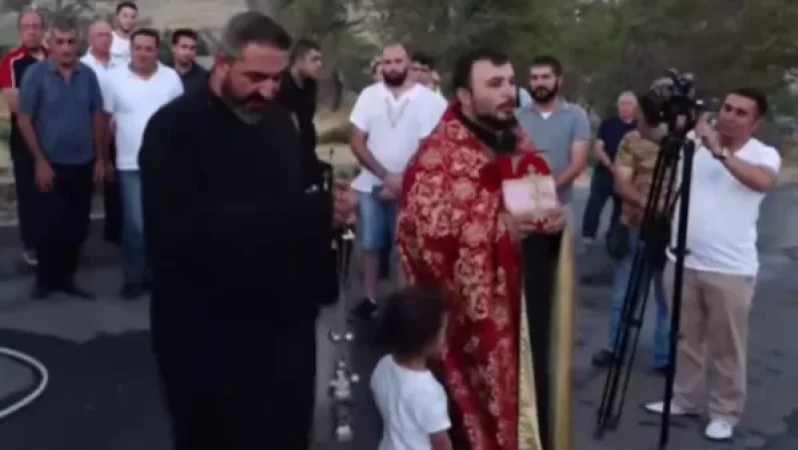 Մոմավառություն՝ ապրիլյան պատերազմի զոհերի շիրմաքարերի մոտ