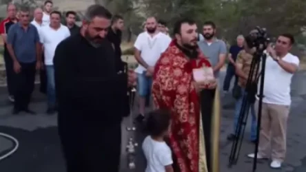 Մոմավառություն՝ ապրիլյան պատերազմի զոհերի շիրմաքարերի մոտ