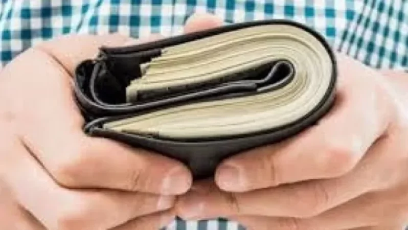 Շինհրապարակի հանդերձարանում 2 անձի տաբատի գրպանից դրամապանակ ու ոսկի է գողացել