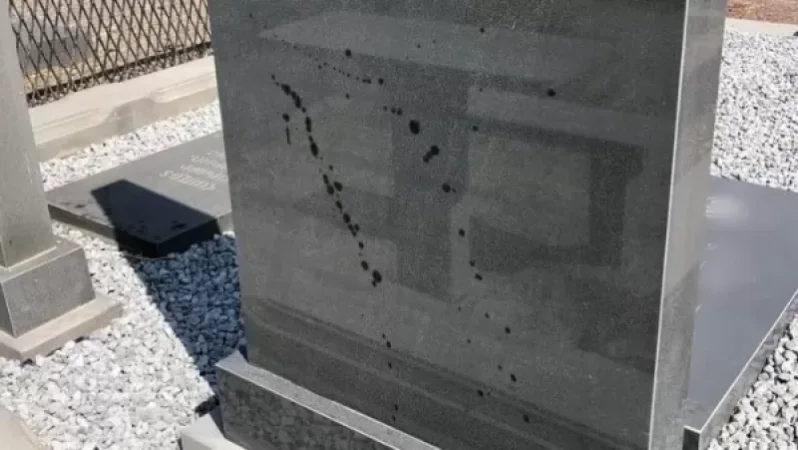 Այս անգամ էլ պղծվել են Կարմիր բլուրի գերեզմանատան շիրիմները