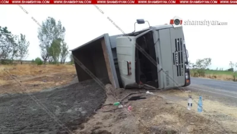 Ավազ տեղափոխող КамАЗ-ը Էջմիածին-Աշտարակ ավտոճանապարհին կողաշրջվել է