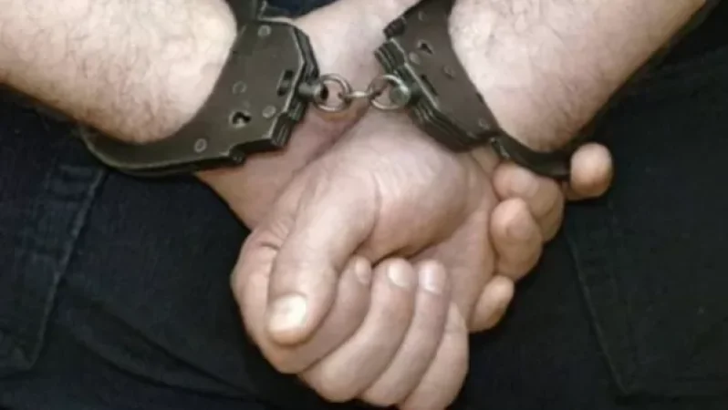 Երևանում 33-ամյա քաղաքացին կոտրել է ճաղավանդակներ, կանգառի սյուները և հարձակվել մարդկանց վրա