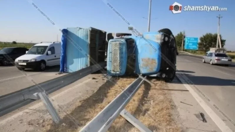 Արարատի մարզու բախվել են Lada-ն և ЗИЛ մակնիշի բեռնատարը. ЗИЛ-ը կողաշրջվել է