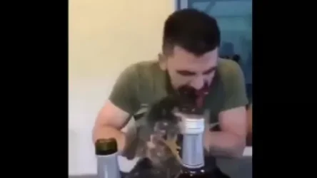 18+ ՏԵՍԱՆՅՈՒԹ․ Ֆրանսիացի մարզիկն ատամներով պոկել է ողջ վիճակում գտնվող աքաղաղի վիզը