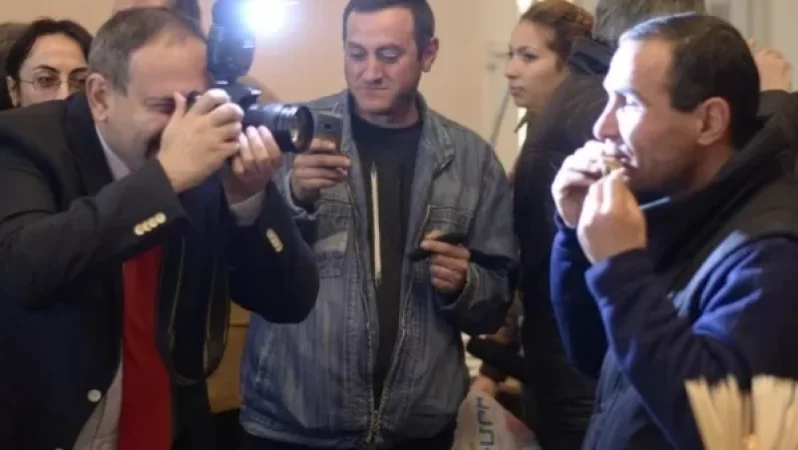 Նիկոլ Փաշինյանը լուսանկարում է Գագիկ  Շամշյանին