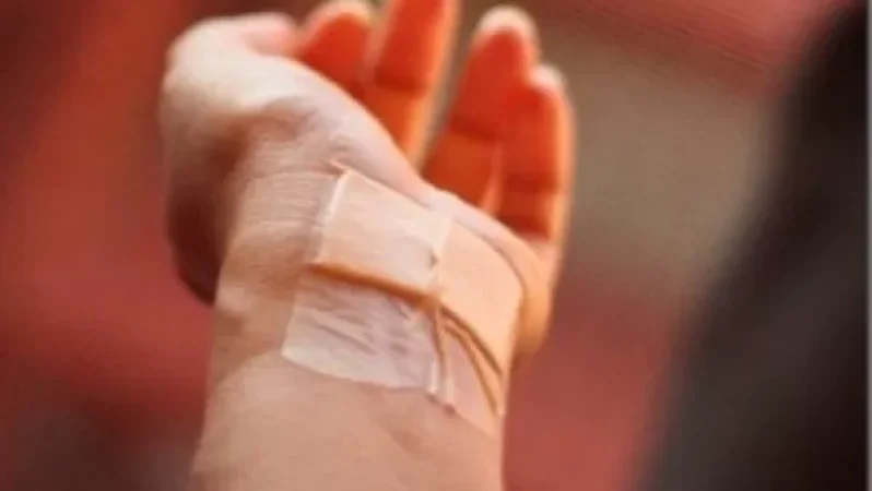 Տիգրան Մեծի պողոտայում կինը մեքենայի մեջ կտրել է երակները