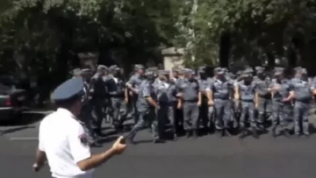 Քաղաքացիները փորձել են փակել Բաղրամյան պողոտան. Անի Խաչատրյանը բերման է ենթարկվել