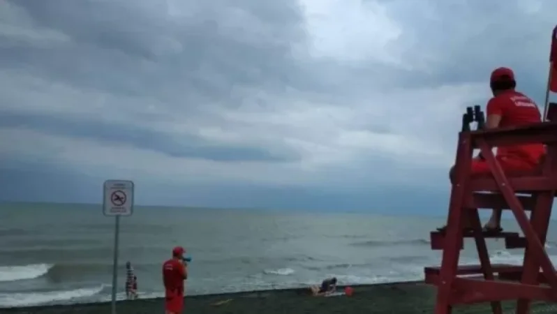 Սև ծովում փոթորիկի և ուժեղ հատակային հոսանքի պատճառով որոշ լողափերին արգելվել է լողալ