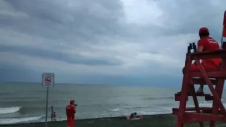 Սև ծովում փոթորիկի և ուժեղ հատակային հոսանքի պատճառով որոշ լողափերին արգելվել է լողալ