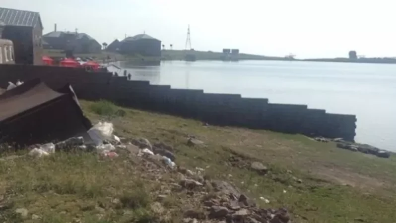 Թե բա «ականջալուր ենք եղել ու քանդել ենք». Արագածի լեռան լիճն այլանդակող պարիսպը շարունակում է մնալ տեղում