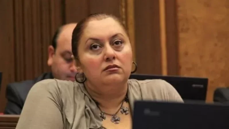 «Հրապարակ». Հայկ Մարությանն  համբուրել է Շուշան Պետրոսյանին, խմել են նրա կենացը