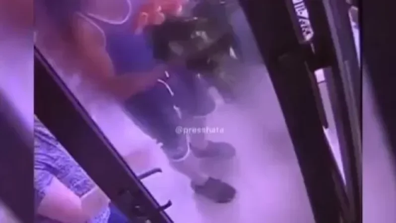 VIDEO: 'The Romantic from Omsk' - Boy Robs Flower Shop for Girlfriend
