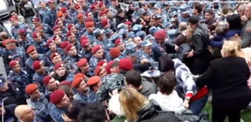 ՏԵՍԱՆՅՈՒԹ. Ոստիկանները Գյումրու քաղաքապետարանի շենքի ներսից քաղաքացու են բերման ենթարկում