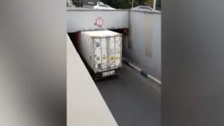 ՏԵՍԱՆՅՈՒԹ․ Վրացական համարանիշով բեռնատարը մնացել է Մյասնիկյան տանող թունելում