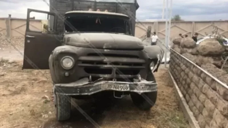 ЗИЛ-ը բախվել է բետոնե պարսպին, կա զոհ, վիրավորները հայր ու որդի են