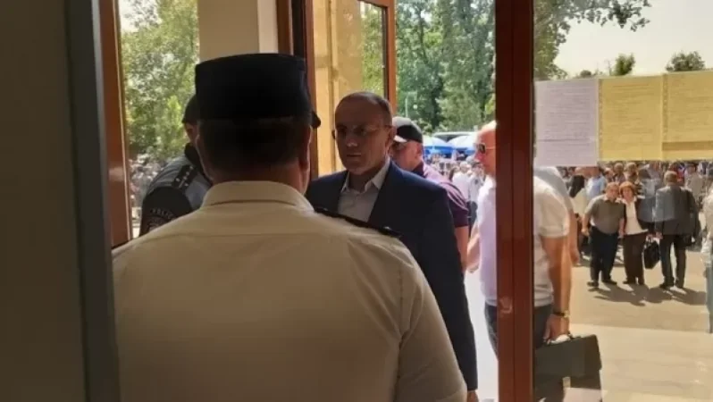 Դատարան մտան  Յուրի Խաչատուրովը, Սեյրան Օհանյանը